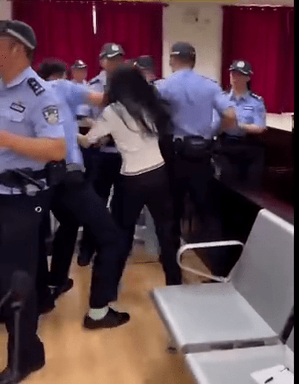 白衫的女律師遭法警強奪手機。