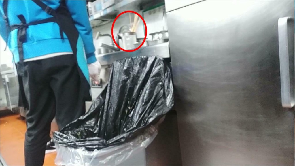 被卧底记者发现职员于垃圾桶捞回食品加工后再奉客。网图