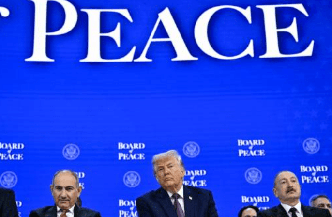 美國總統特朗普周四（22日）在瑞士達沃斯出席世界經濟論壇期間，為其倡議成立的「和平委員會」主持簽署儀式，來自19個國家和地區的領袖或高級官員出席，標誌該機構正式啟動。法新社