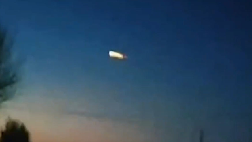 黑龍江上空出現的不明飛行物，類似一連串燃燒的小火球。網片截圖 