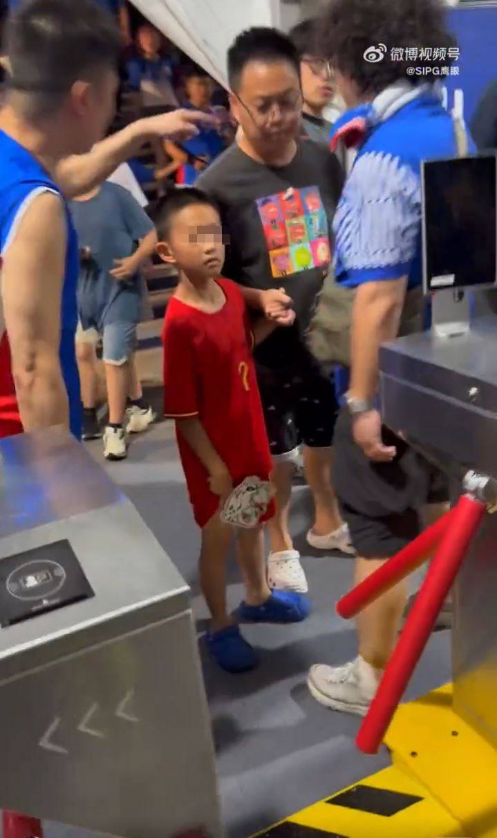 3名上海申花球迷在愛隊輸波後，指罵著錯波衫父子引起軒然大波。