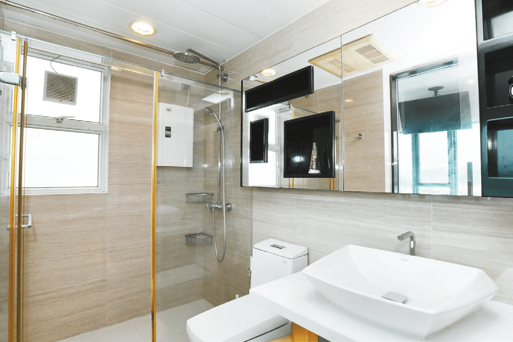 浴室設有闊落鏡櫃，方便擺放洗漱用品。