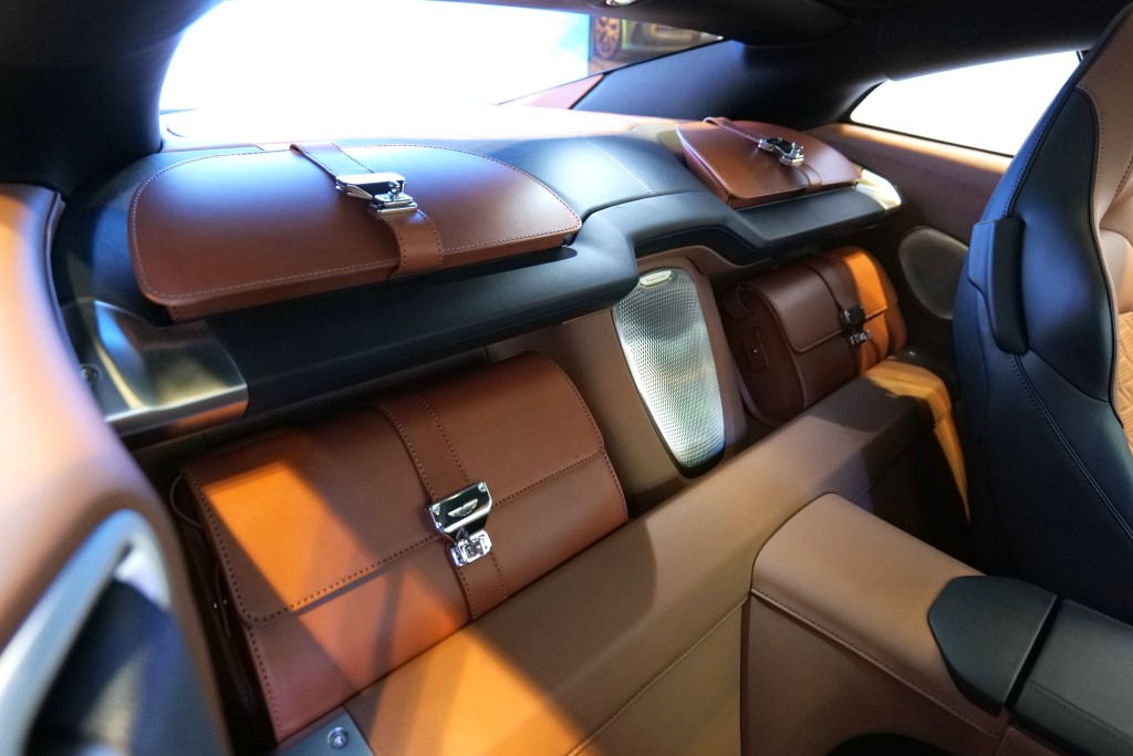 Aston Martin Vanquish示範車加有全套專為度身訂製皮包，位於車廂後方。