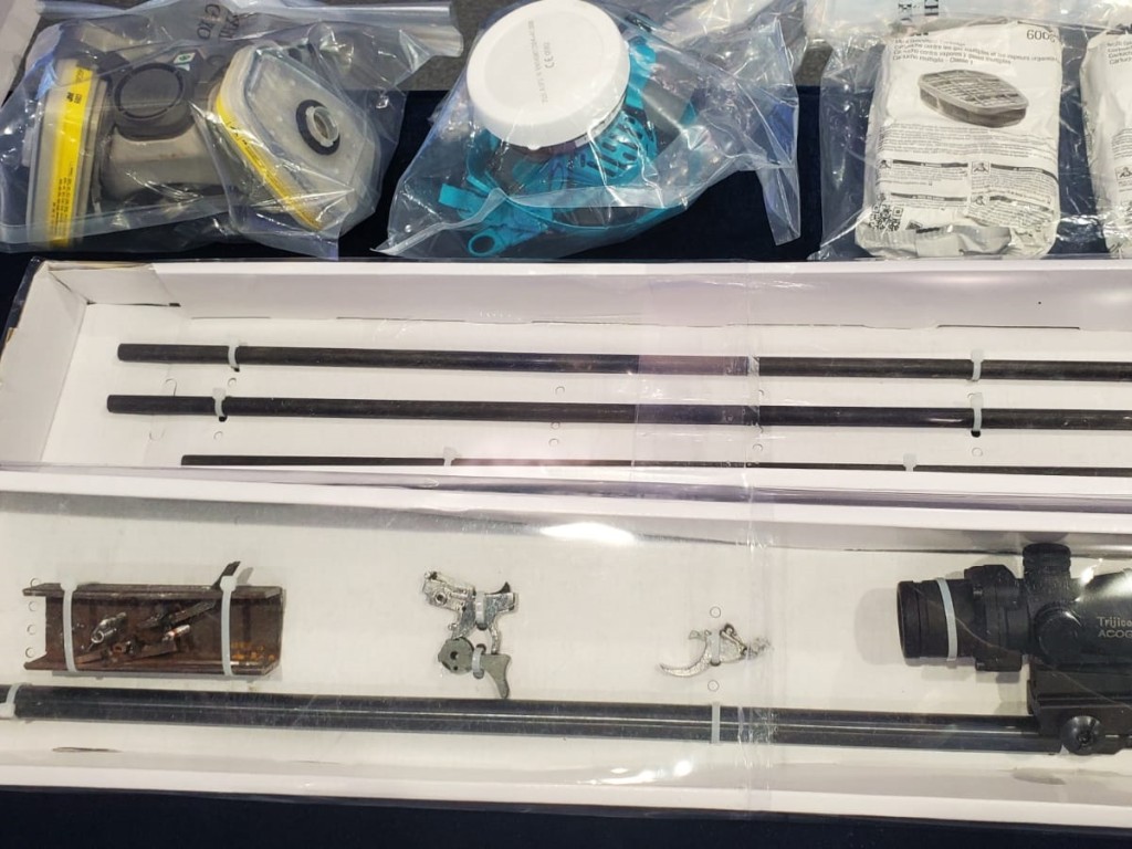 警方檢獲的彈藥等武器。資料圖片