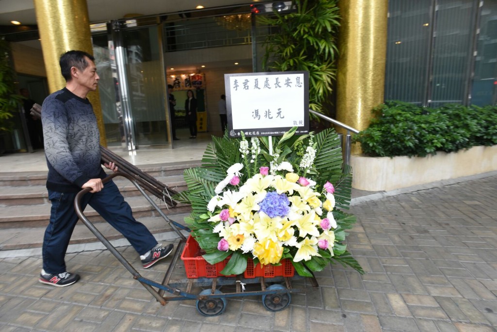 前警務處副處長馮兆元送上花牌。 楊偉亨攝