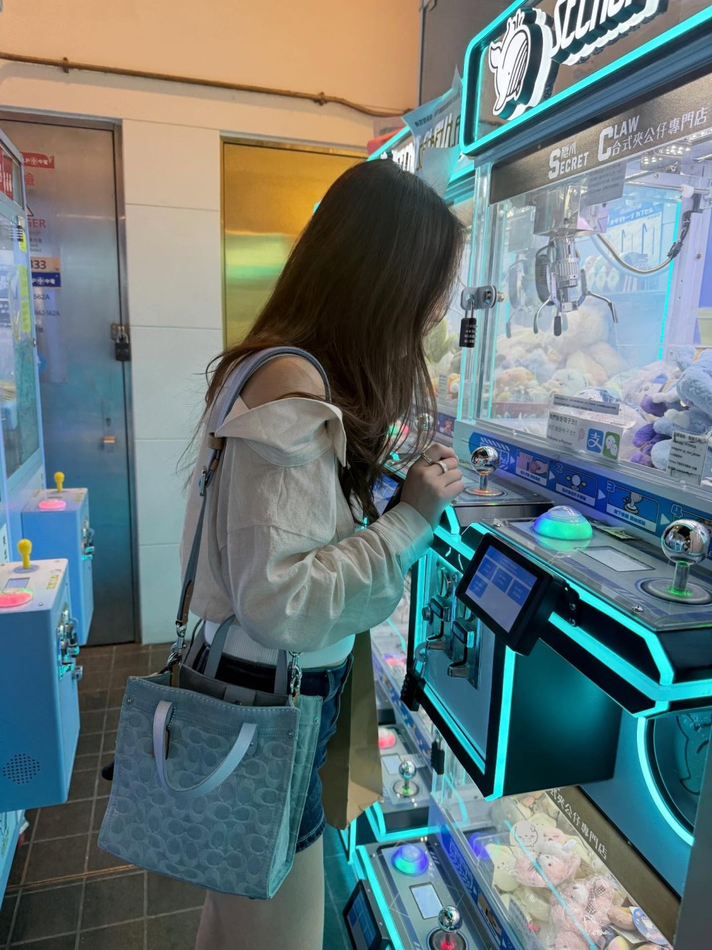 閻小姐在港體驗夾公仔。 閻小姐在港體驗夾公仔。