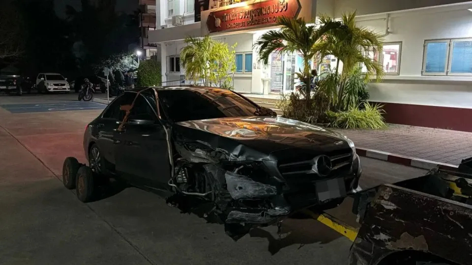 中國男遊客犯案後駕車離開撞上圍牆。