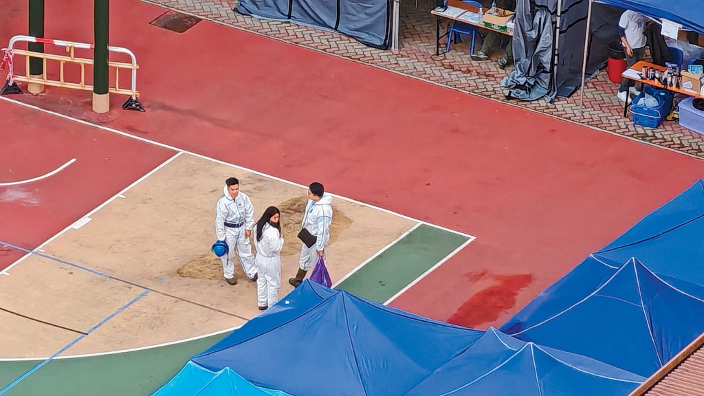 「災難遇害者辨認組」人員昨在災場外圍執行任務。