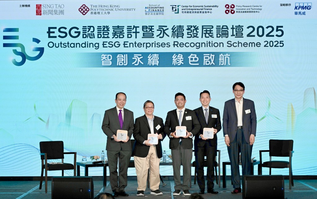 參與論壇講者一同合照紀念。 參與論壇講者一同合照紀念。