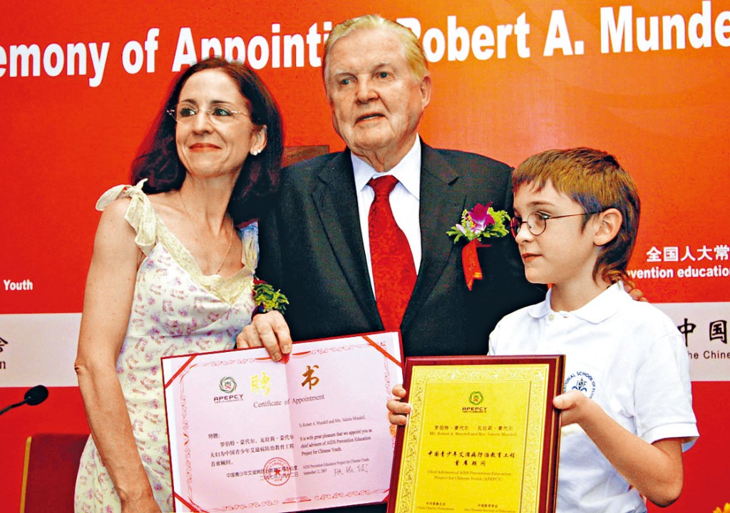 蒙代爾與夫人及兒子〇七年攝於北京。