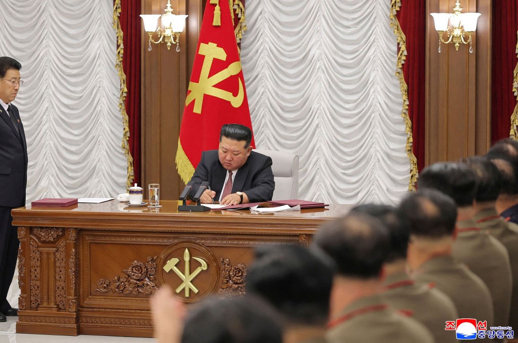 金正恩主持勞動黨中央軍事委員會擴大會議。法新社 金正恩主持勞動黨中央軍事委員會擴大會議。法新社