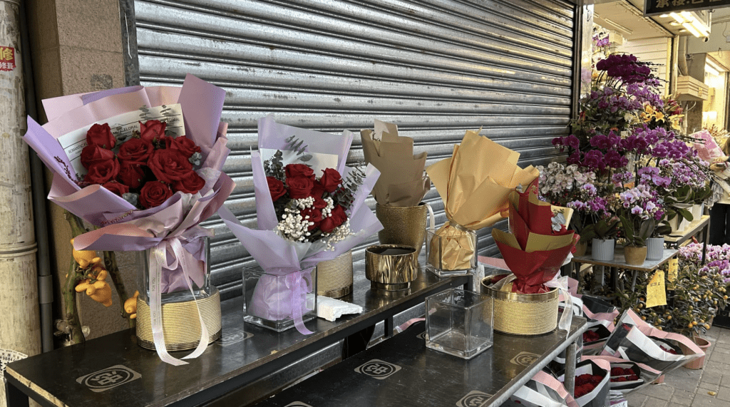 其他花店同樣擺滿花束吸客。蔡楚輝攝