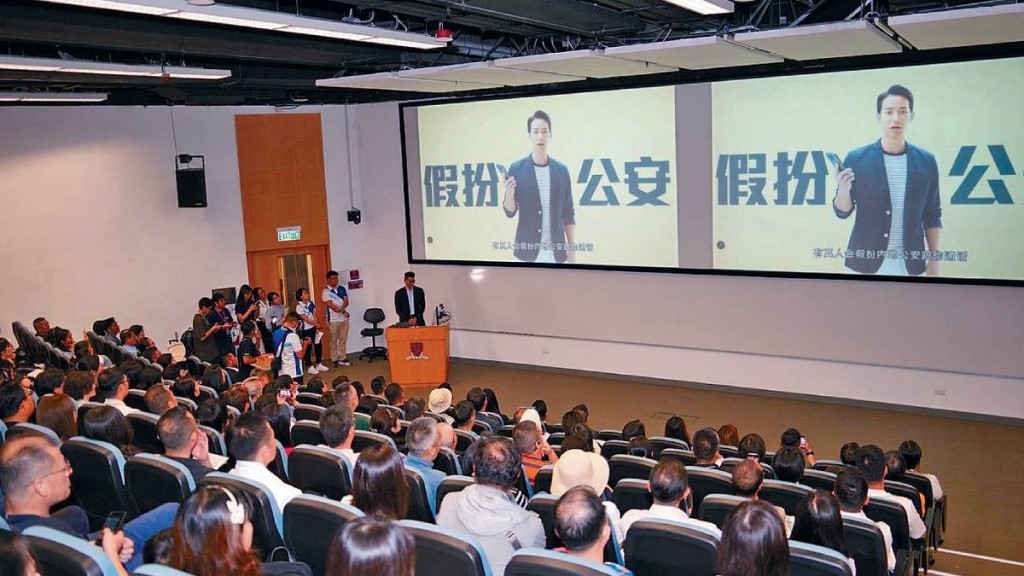 香港中文大學上月舉行「來港生歡迎日」，邀請警方講解騙案手法。