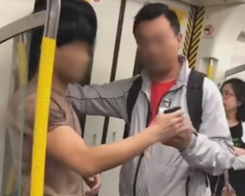 左方為疑似偷拍男子。