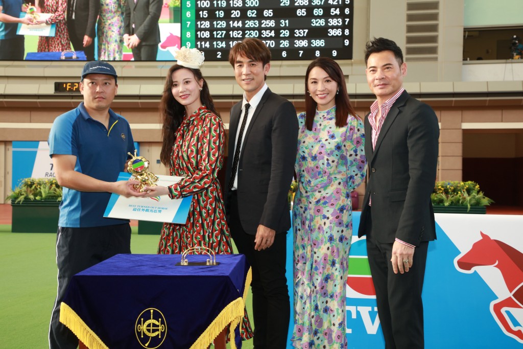 「同舟共濟」奪得TVB盃最佳外觀馬匹獎，由譚俊彥頒發獎狀、朱晨麗致送 TVBuddy予負責照料該駒的馬房助理。