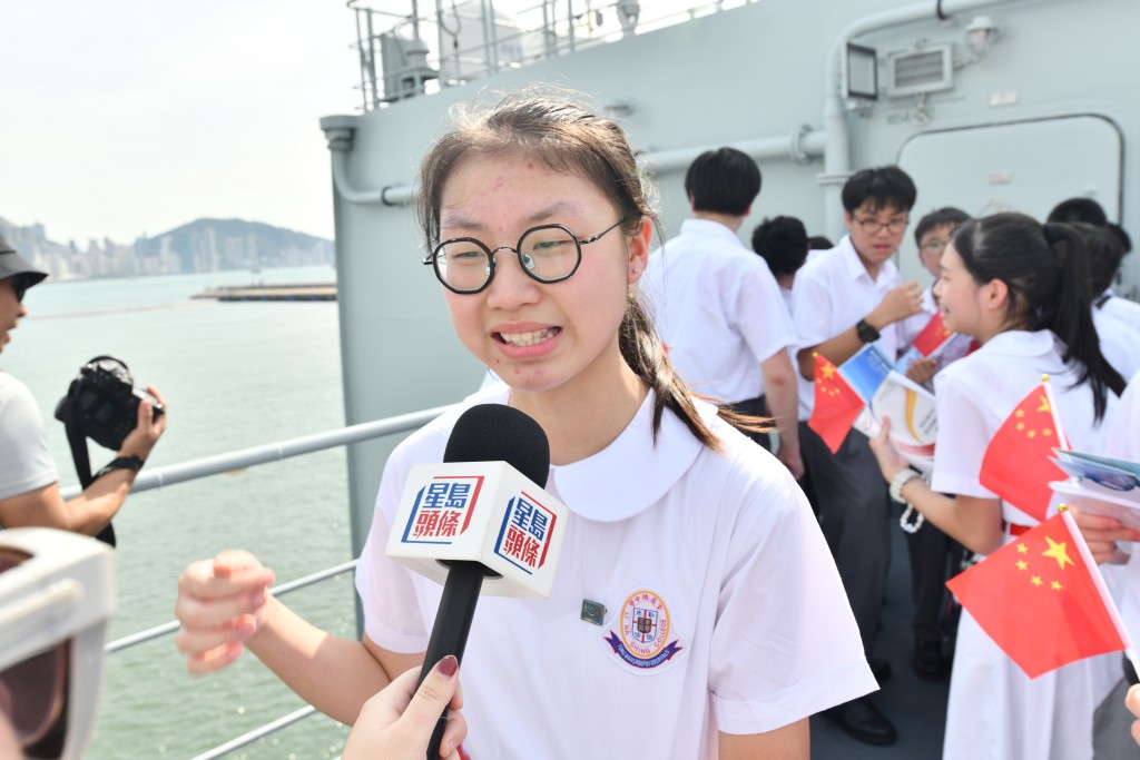 就讀中一的姜同學首次參觀軍艦。