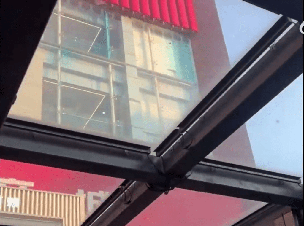 在雲南昆明，一個商場門口玻璃廣場的設計，地下一層人員抬頭就能看到上面。