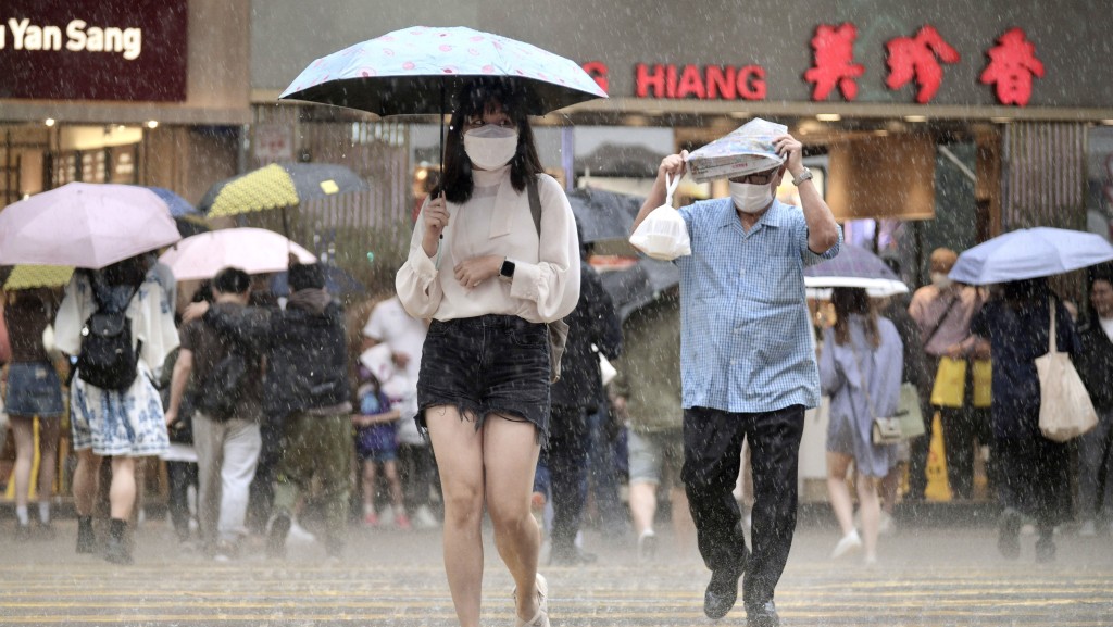 天文台｜黃色暴雨警告信號生效  料強陣風吹襲香港 