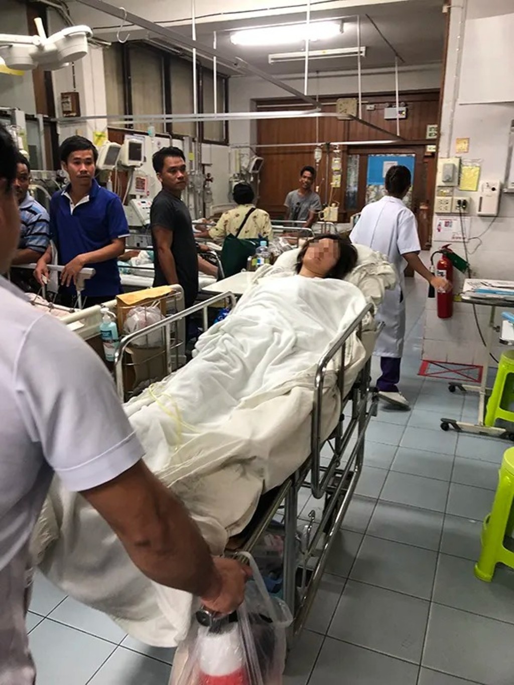 女子被送到醫院救治。