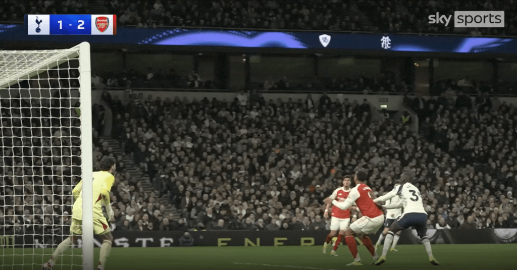 梅安尼双手推向加比尔。影片截图