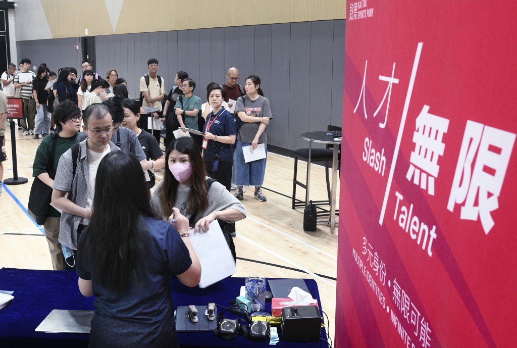 啟德體育園舉辦「跨越啟德/無限2025挑戰賽」,吸引大批求職者前來應徵。 啟德體育園舉辦「跨越啟德/無限2025挑戰賽」,吸引大批求職者前來應徵。
