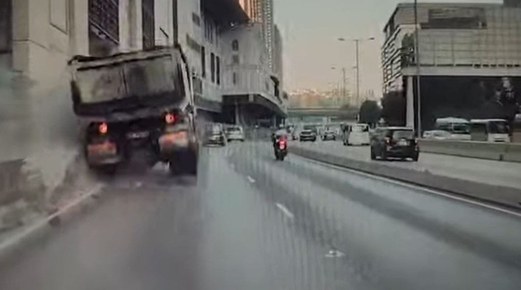 泥頭車直撞路邊石壆。