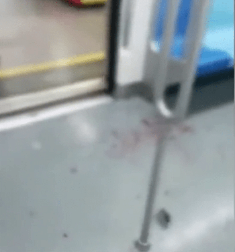 网片显示，地铁车厢上满地是血迹。