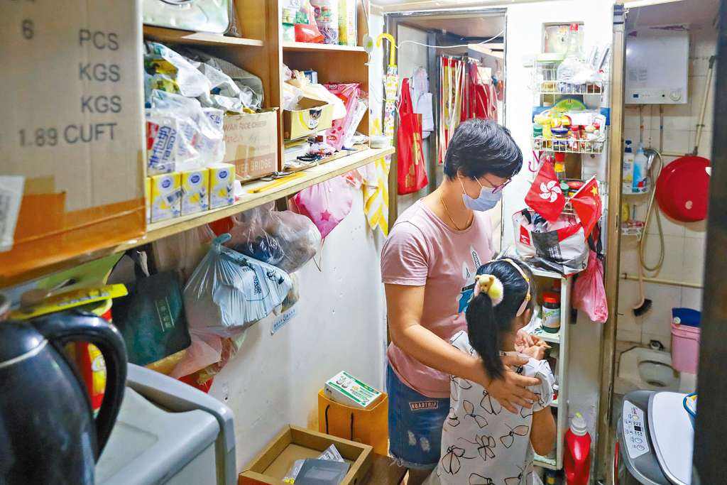 當局估計有九萬二千二百戶居於「劏房」。