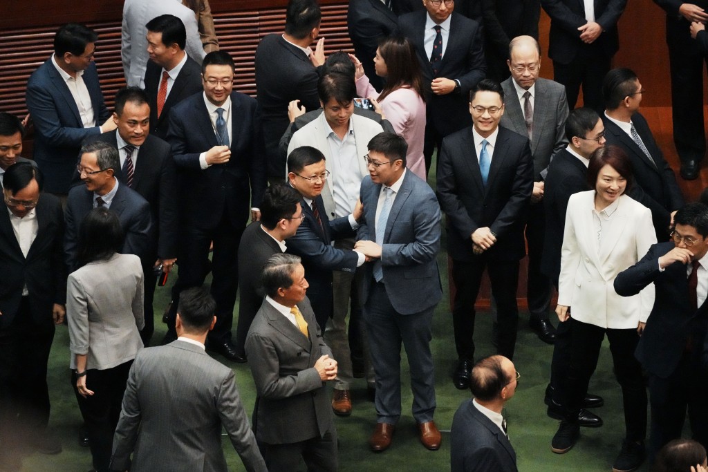 議員會後互相寒暄。汪旭峰攝 議員會後互相寒暄。汪旭峰攝