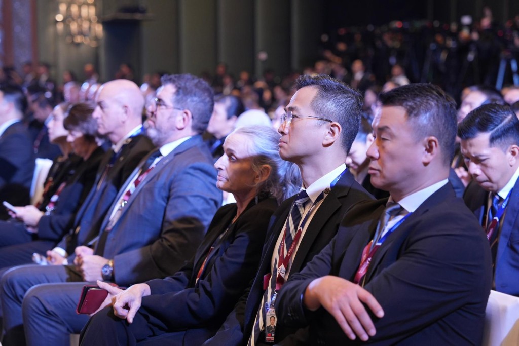 香港警務處刑事及保安處處長陳東(右二)隨國家公安部所帶領的代表團出席於泰國曼谷舉行的第43屆東盟警察首長會議。 香港警務處刑事及保安處處長陳東(右二)隨國家公安部所帶領的代表團出席於泰國曼谷舉行的第43屆東盟警察首長會議。