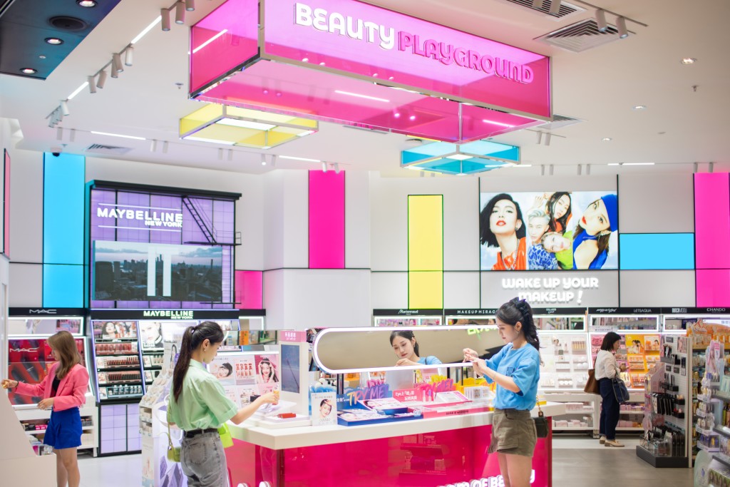中国屈臣氏的全新概念店增设了潮玩美妆区。