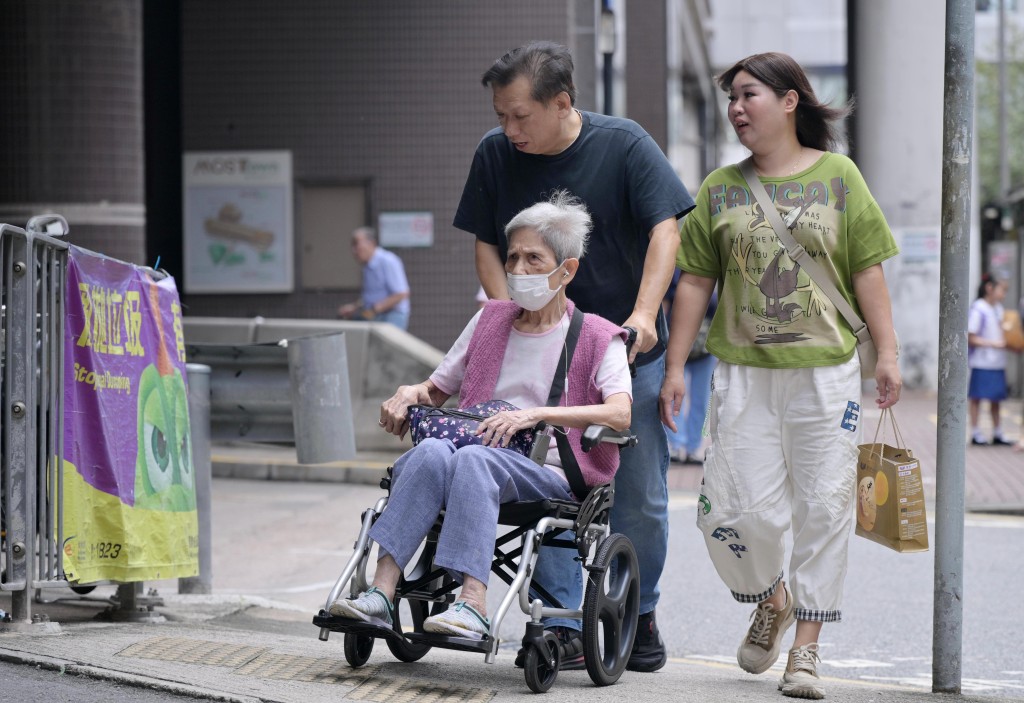 新增5個資助長者日間護理設施，合共提供約200個服務名額。