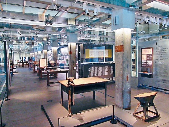 在鋼筋補強及玻璃保護下，西側蠶繭倉庫現已變作製糸博物館。