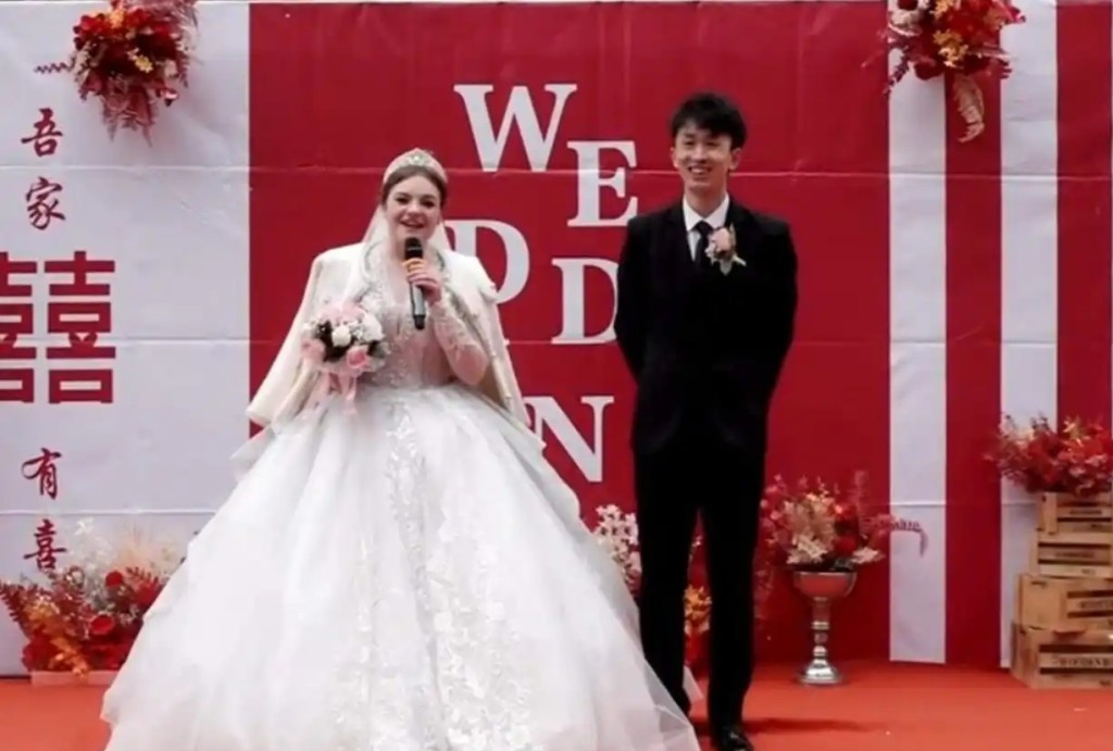 外賣騎手劉浩邂逅美籍女教師,僅戀愛5個月就閃婚。 外賣騎手劉浩邂逅美籍女教師,僅戀愛5個月就閃婚。