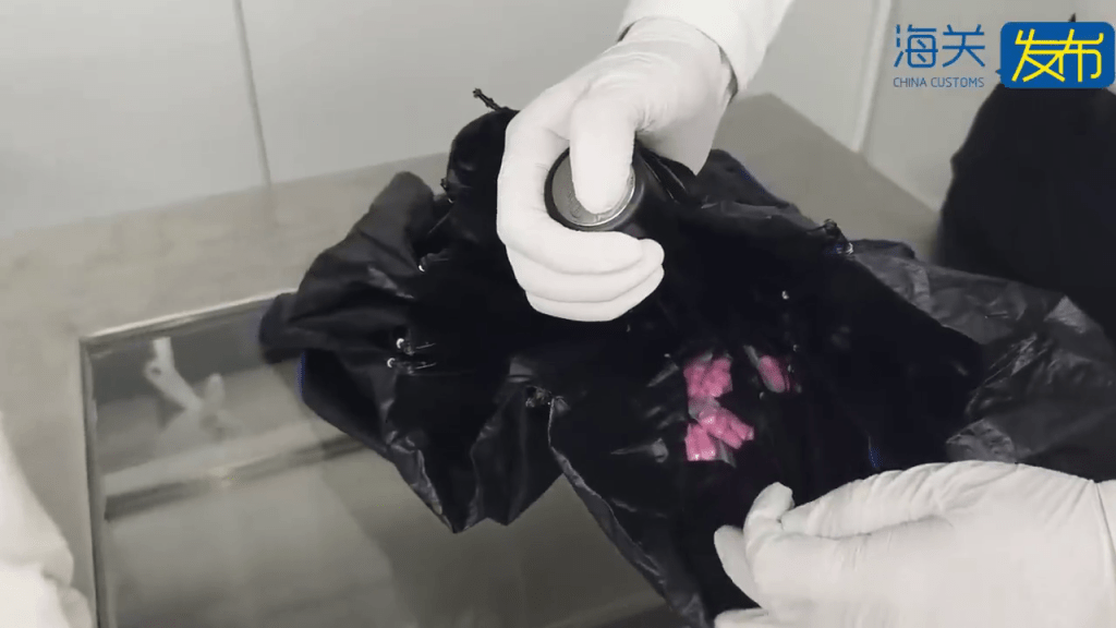 羅湖口岸男旅客被截查可異物品。 海關發布 羅湖口岸男旅客被截查可異物品。 海關發布