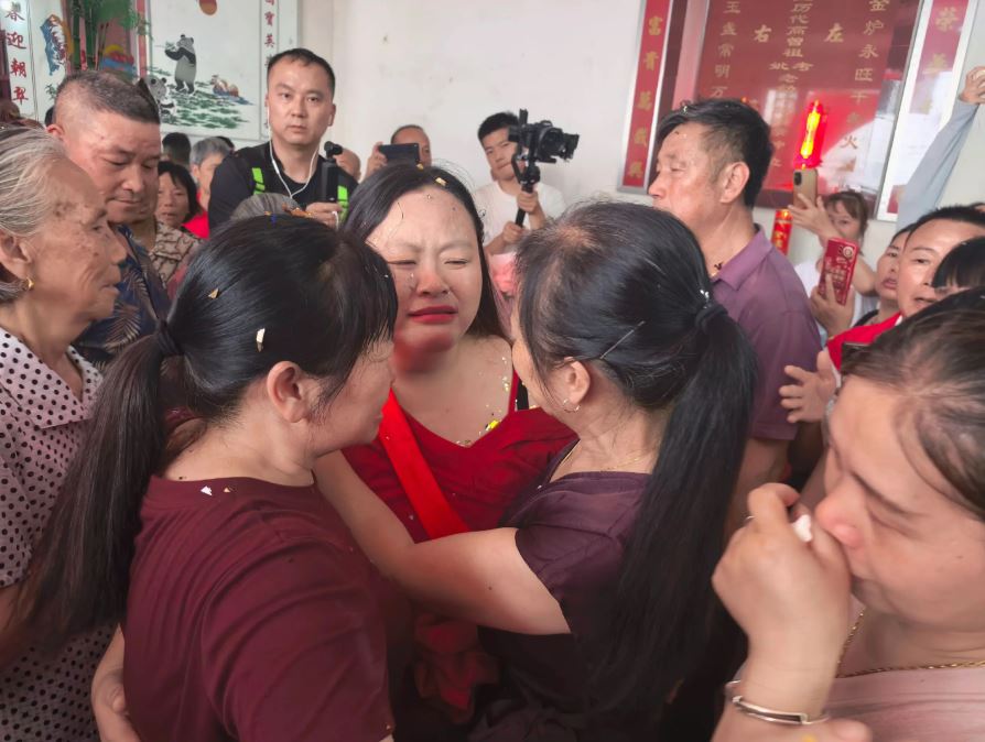 刘秀红（中）因一瓶沐浴露，离家22年才与亲生父母团聚。