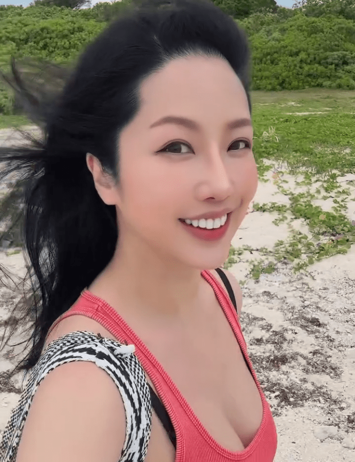 崔碧珈自拍拍片騷性感美態。
