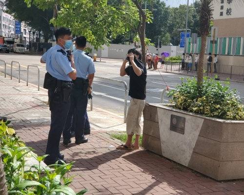 男子街頭遇劫,警方到場調查。