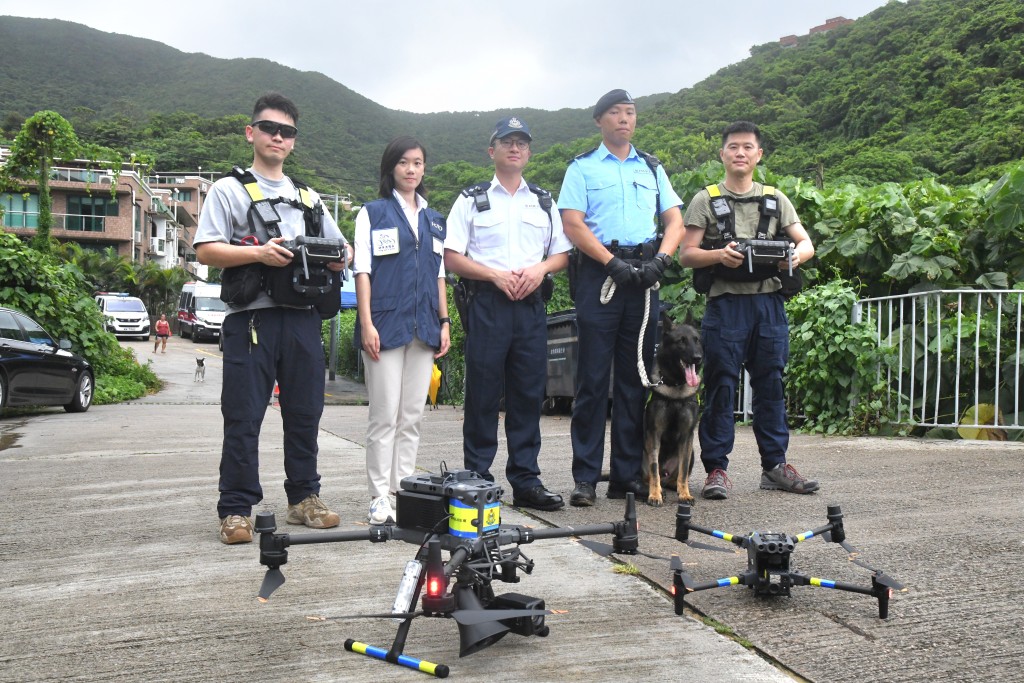 警方在清水湾相思湾村举行反爆窃演习。