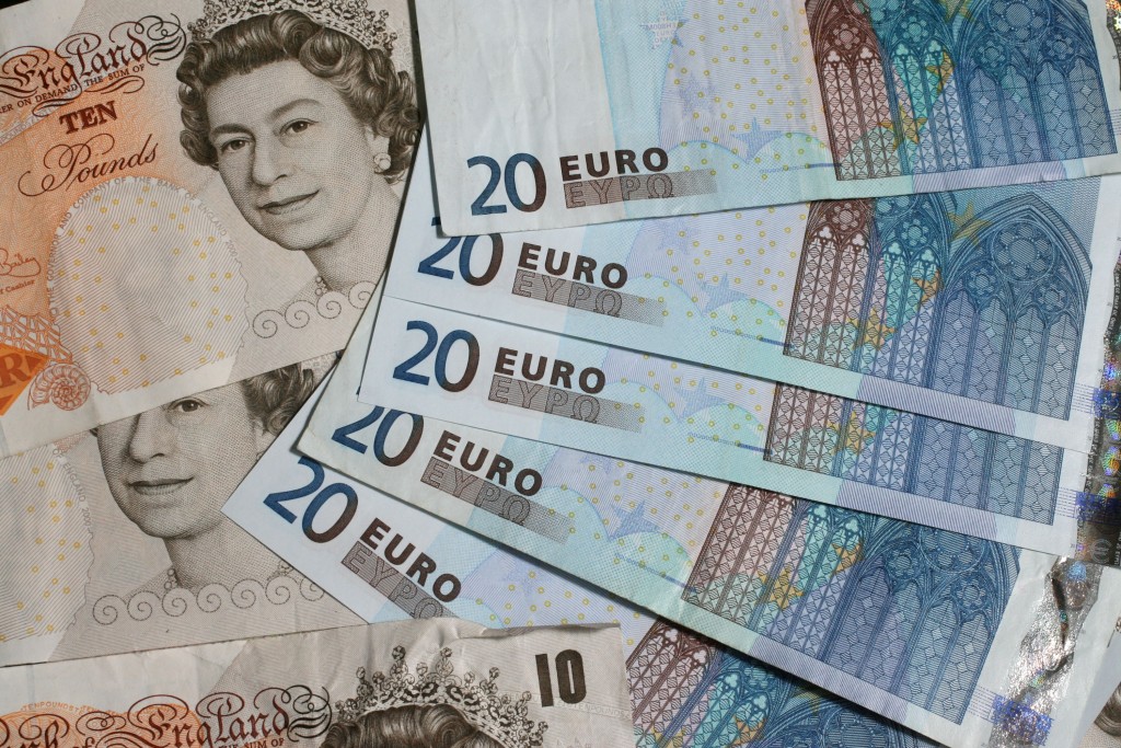 20歐元與20港元鈔票一樣都是以藍色為主調。