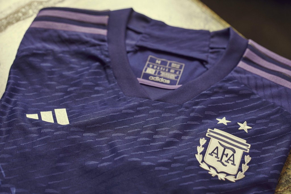 ３）阿根廷 / 作客球衣： 阿根廷作客球衣破格以紫色为基调，火焰状图案取自阿根廷国旗的「五月太阳」元素，把创新与传统元素融合，旨在鼓励球队竭尽全力去拼搏，同时传递对公平性的追求。Adidas图片