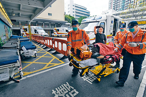 捲入車底的女傷者獲救後送院治理。