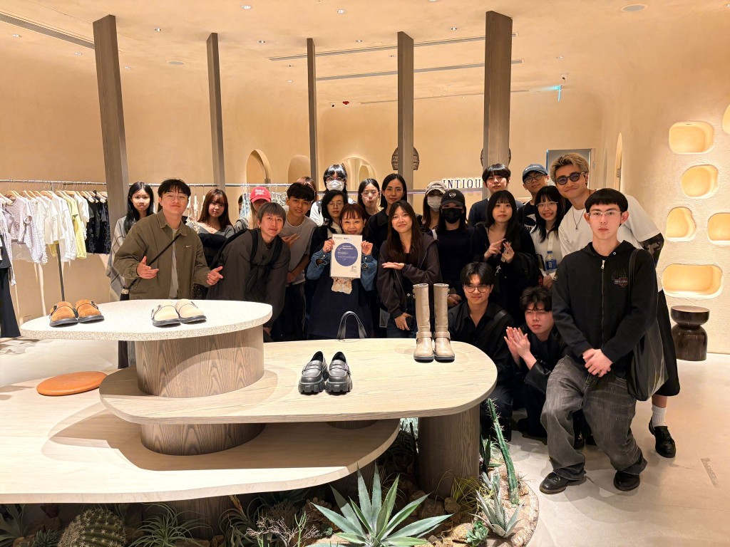 一年級同學走進 INTIQUE 海港城分店!品牌專人實地講解,解鎖營運、銷售策略、採購、視覺營銷、人員培訓等業界實務知識 一年級同學走進 INTIQUE 海港城分店!品牌專人實地講解,解鎖營運、銷售策略、採購、視覺營銷、人員培訓等業界實務知識