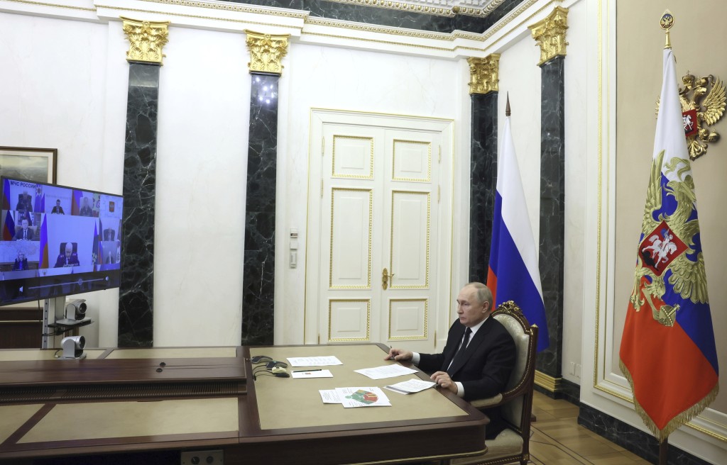 总统普京与调查官员举行视像会议。美联社