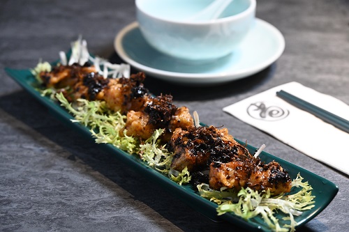 欖菜欖角上肉排 $98新鮮肉排上漿炸脆，佐鹹鮮的欖角及甜美的澳洲蜂蜜，味道層次豐富。