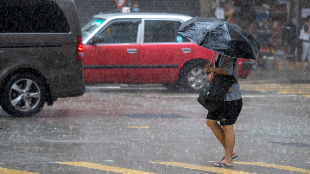 暴雨浸濕鞋襪恐致敗血症 醫生教7步驟乾鞋防香港腳 雨天應穿哪種鞋？