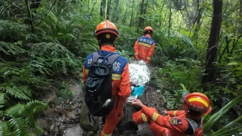 惠州消防冒雨爬山救援，歷時近4小時艱難轉運傷者。