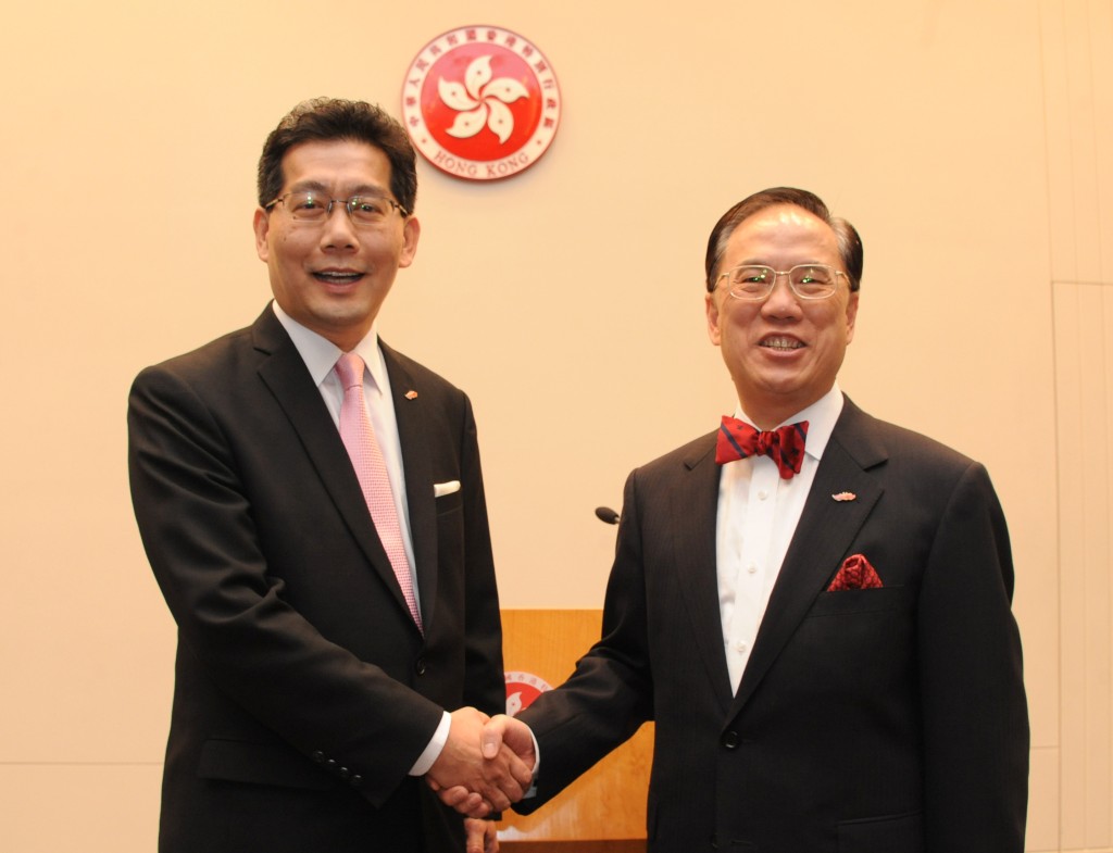 時任行政長官曾蔭權與當時新任商務及經濟發展局局的蘇錦樑會見傳媒。資料圖片