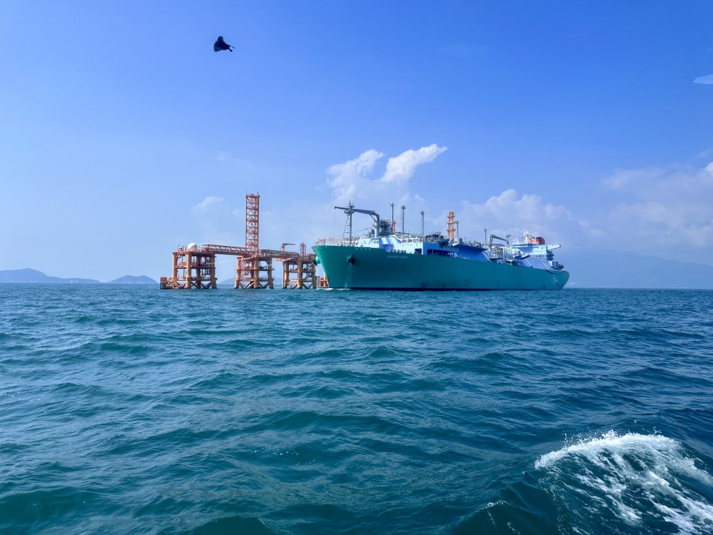 港燈與中電合作「香港海上液化天然氣接收站」，傳媒上船前往接收站對開水域。蘇正謙攝