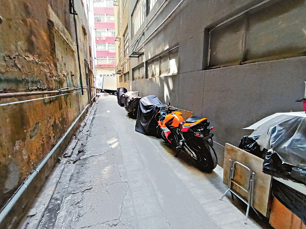 ■葵涌有後巷泊滿沒有車牌和行車證的電單車。 ■葵涌有後巷泊滿沒有車牌和行車證的電單車。